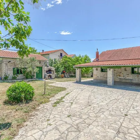 Chalet Simplistic Chalet In Poli Nik With Barbecue *